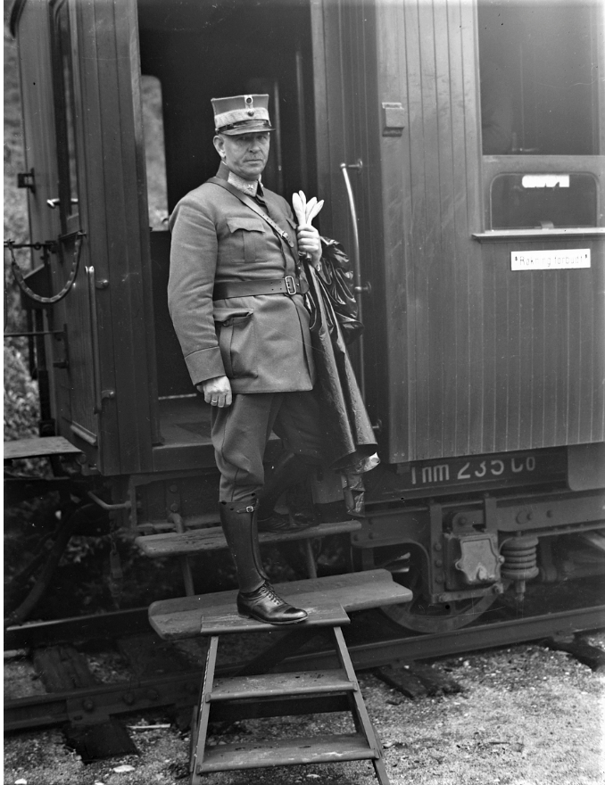 Generalmajor Kristian Laake ankommer Holtålen i 1933.